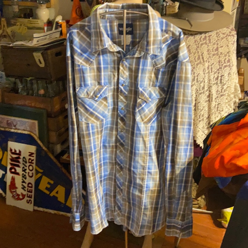 Wrangler long sleeve button up shirt